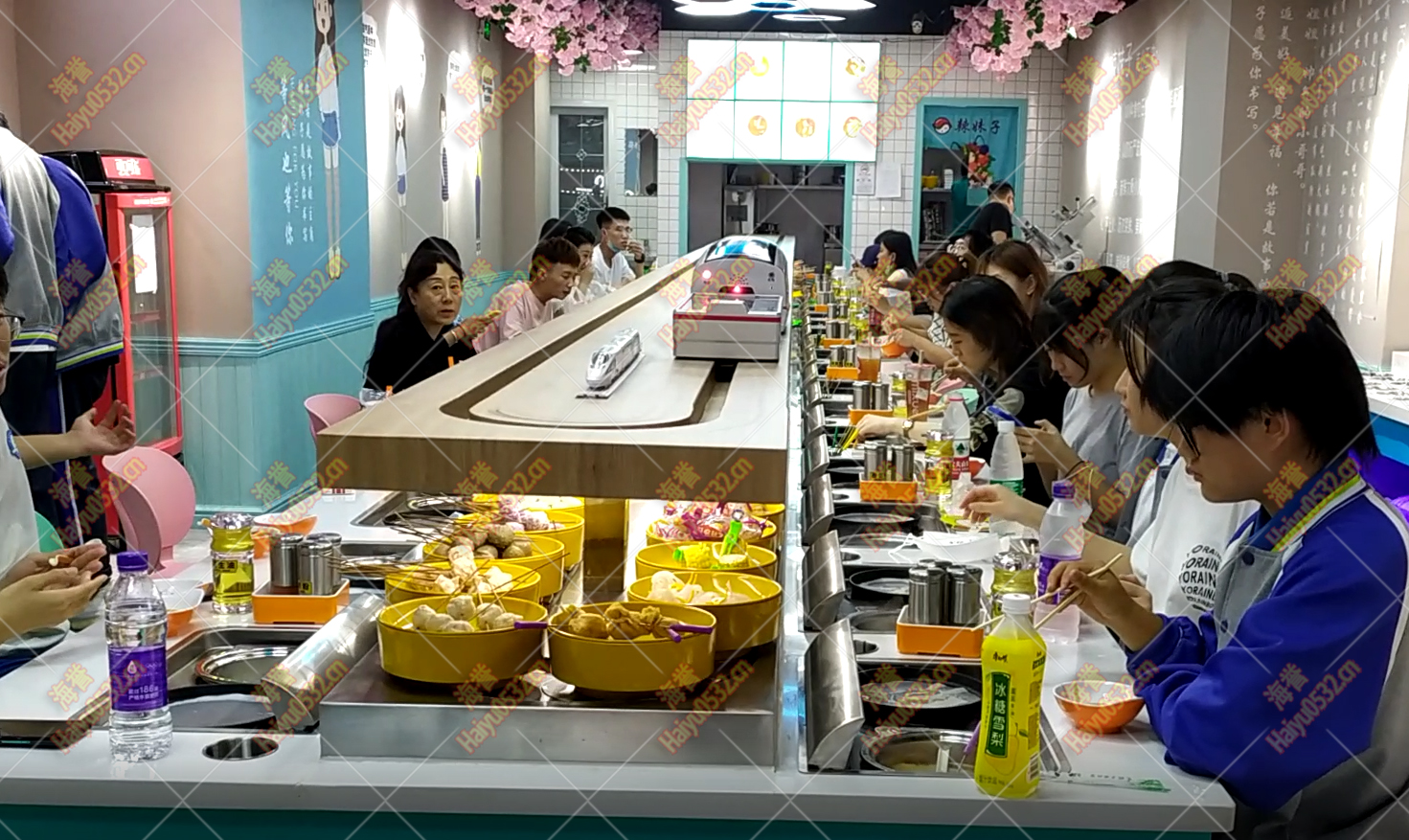 学校食堂开了一家回转小火锅  学生：再也不点外卖了！